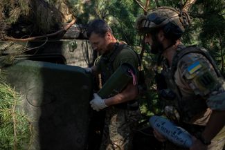 Украинские солдаты заряжают гаубицу снарядом, на котором написано имя Бориса Латыка — львовянина, разработчика компании ELEKS, ушедшего на фронт добровольцем и погибшего 10 августа