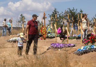Жители Северодонецка ищут могилы своих близких на новом кладбище, где похоронены жертвы обстрелов. В начале июля контроль над Северодонецком перешел к российской армии и силам самопровозглашенных республик