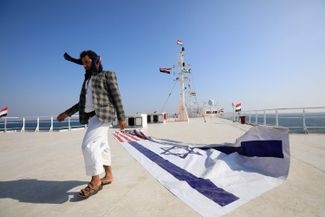 Житель Йемена на судне «Гэлакси Лидер», захваченном хуситами и переправленном в йеменский порт Аль-Салиф в ноябре. 5 декабря 2023 года