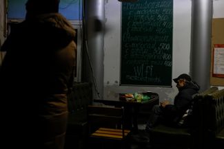 Мариупольцы в кафе в центре города. Оккупация Мариуполя продолжается уже девять месяцев
