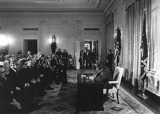 Президент Ричард Никсон подписывает Национальную программу борьбы с раком. Вашингтон, 23 декабря 1971 года