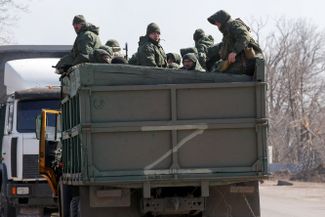 Бойцы из пророссийского отряда в помеченном буквой Z грузовике в окрестностях Мариуполя