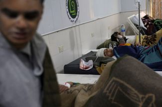 Пострадавшие в госпитале в сирийской провинции Идлиб