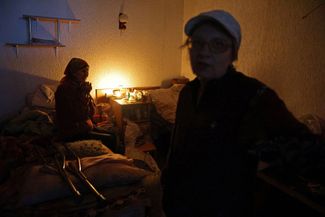 79-летняя Лидия Морозова и ее 54-летняя дочь Алла прячутся от обстрелов в подвале жилого дома в Северодонецке