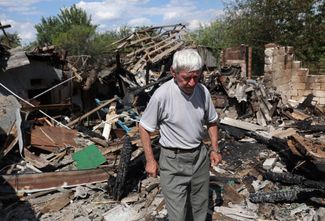79-летний местный житель на развалинах собственного дома