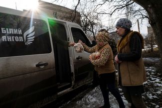 «Белые ангелы» раздают жителям Марьинки гуманитарную помощь