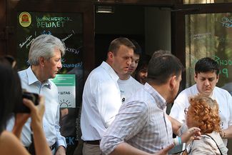 Алексей Навальный и Леонид Волков разговаривают с представителями «Национально-освободительного движения». 17 июля 2015-го