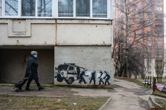 The graffiti piece, titled “We’re working, brothers!”. Minsk, December 2020.