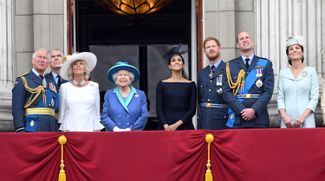 Принц Гарри и Меган Маркл вместе с другими членами британской королевской семьи наблюдают за парадом военной авиации, 10 июля 2018 года