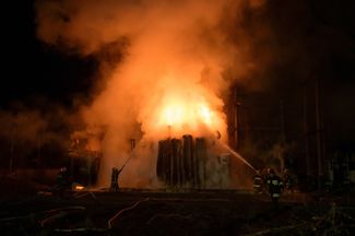 Пожарные работают на электроподстанции, пострадавшей от российского ракетного удара
