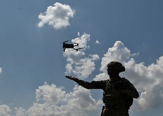 Военнослужащий 108-й отдельной бригады территориальной обороны ВСУ запускает дрон вблизи линии фронта
