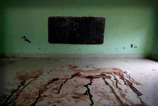 Залитый кровью пол в школьном классе неподалеку от места крушения, куда складывали тела жертв. 4 июня 2023 года