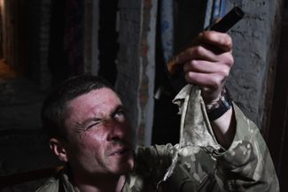 Михаил (на фото), военнослужащий 141-й отдельной пехотной бригады Украины, чистит оружие в укрытии на передовой в Орехове Запорожской области, 30 апреля 2024 года