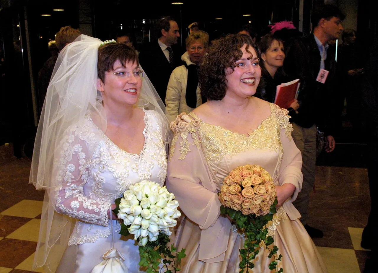 Ровно 20 лет назад Нидерланды первыми в мире легализовали однополые браки.  В тот день поженились всего четыре пары Мы разыскали одну из них — и вот  что они нам рассказали — Meduza