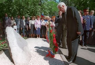Russian President Boris Yeltsin lays flowers at the memorial to the victims of the Novocherkassk massacre, June 1996