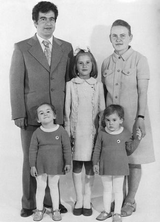 Виктор и Галина Албаут, их старшая дочь Лариса и дочери-близнецы Татьяна (слева) и Светлана