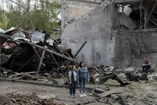 Жительницы Днепра среди обломков здания, на которое пришелся удар