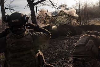 Украинский солдат на боевой позиции под Бахмутом