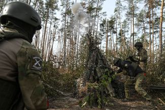 Российские военные ведут огонь из миномета по позициям ВСУ