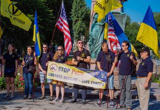 Украинские демонстранты в Хельсинки, 16 июля 2018 года