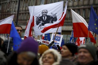 Антиправительственная демонстрация за свободу СМИ в Варшаве, 9 января 2016 года. На баннере изображен Ярослав Качиньский