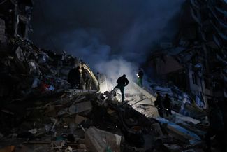 Украинские спасатели разгребают завалы двух обрушившихся подъездов дома, под которыми еще могут быть выжившие