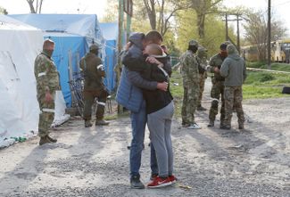 Сотрудник «Азовстали», эвакуированный из Мариуполя, встретился с сыном. Подросток уехал из города раньше, с родственниками. 