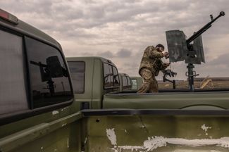 Украинский военный показывает работу зенитного пулемета, который ВСУ планируют использовать для борьбы с дронами. Россия обстреливает украинские объекты на большом удалении от линии фронта
