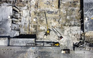 Съемка работ по расчистке разрушенного торгового центра с дрона.