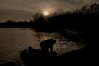 Местный житель Сергей возвращается с рыбалки на собственной лодке. В районе Верхней Писаревке ему удалось поймать четыре большие рыбы общим весом около 6 килограмм.