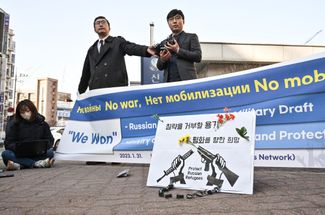 Адвокаты россиян, застрявших в корейском аэропорту, Ли Чон Чан (справа на снимке) и Ли II. 14 февраля 2023 года