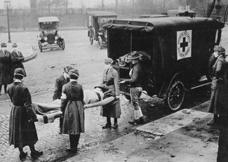Сотрудники Красного Креста во время эпидемии гриппа в Сент-Луисе, штат Миссури