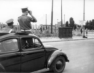 British officers observing a Soviet checkpoint on the border between the two sectors. Before August 13, 1961, they were allowed to move all around the city.