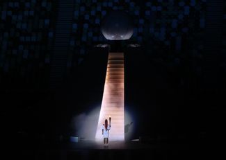 Теннисистка Наоми Осака готовится зажечь олимпийский огонь