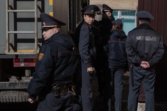 Сотрудники милиции конвоируют задержанных во время акции протеста 25 марта в Минске в суд Советского района