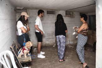 Жители Тель-Авива прячутся от ракетного обстрела в подвале