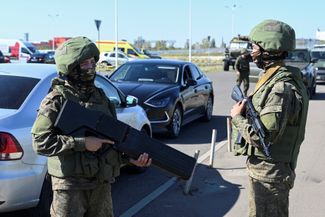 Военнослужащие несут караул на выставке трофейной техники