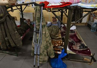Раненый военный в полевом госпитале 6 марта. Донецкая область