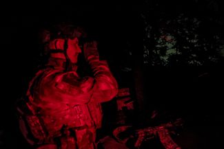 Военнослужащий 24-й отдельной механизированной бригады ВСУ имени князя Даниила Галицкого с прибором ночного видения на неизвестной позиции в Донецкой области