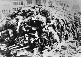 Тела убитых во время бомбардировки Дрездена, 17 февраля 1945 года