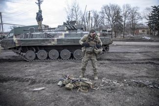 Тяжелораненый украинский военнослужащий в пункте эвакуации в Первой Новоселовке