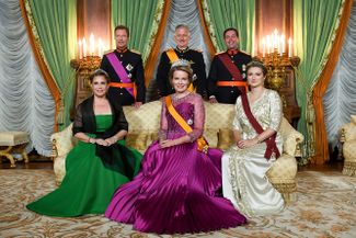 Великий герцог Люксембургский Анри (слева) принимает бельгийского короля Филиппа (в центре). Также на фото — наследный принц Гийом, великая герцогиня Мария Тереза, королева Матильда и герцогиня Стефания