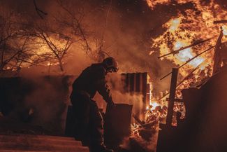 Пожарные тушат огонь в Ивановском 