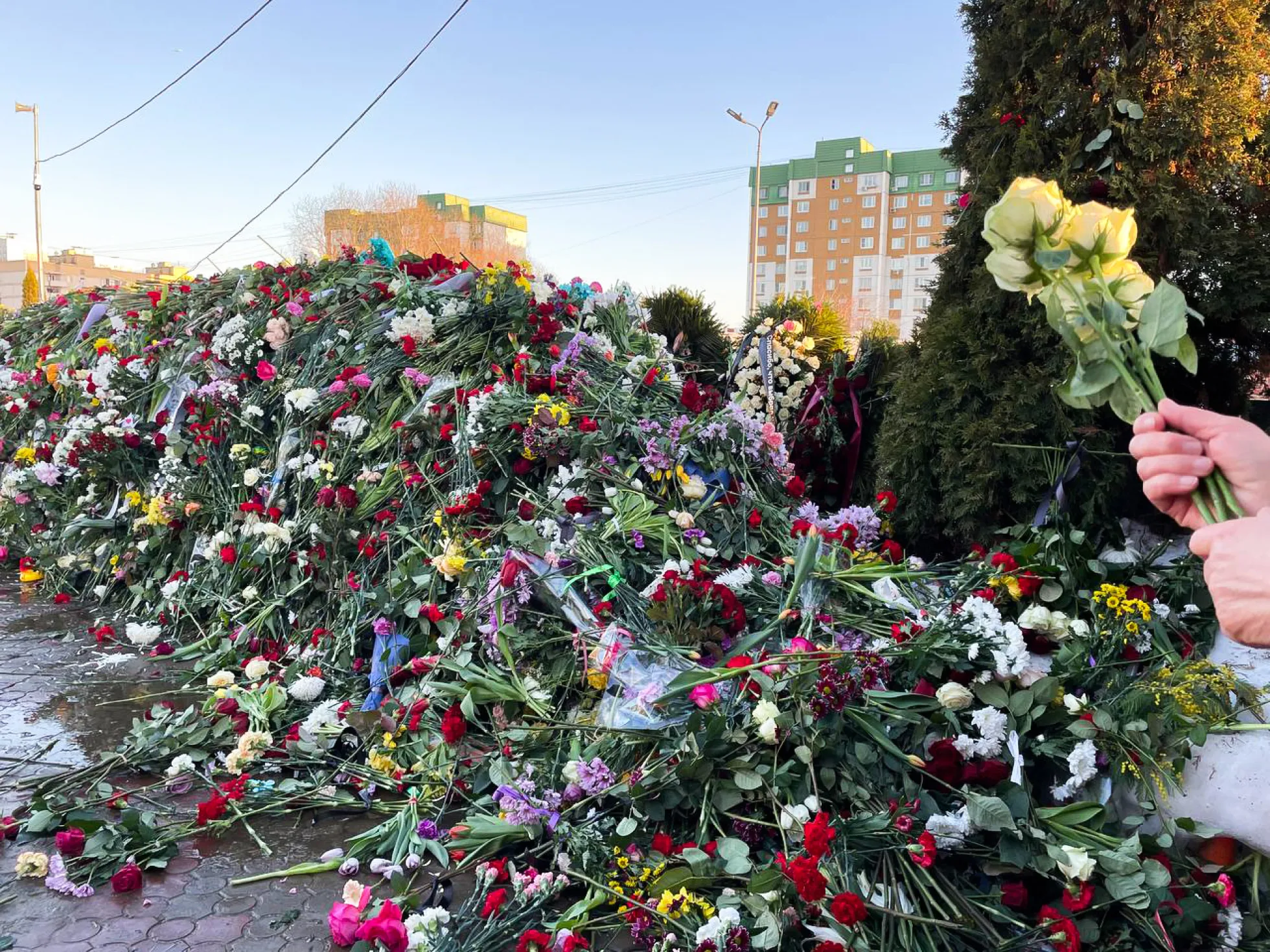 Тысячи человек пришли на Борисовское кладбище почтить память ...