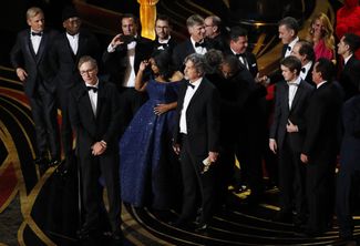 Питер Фаррелли (в центре) и съемочная группа фильма «Зеленая книга» получают «Оскар» за лучший фильм, Лос-Анджелес, 24 февраля