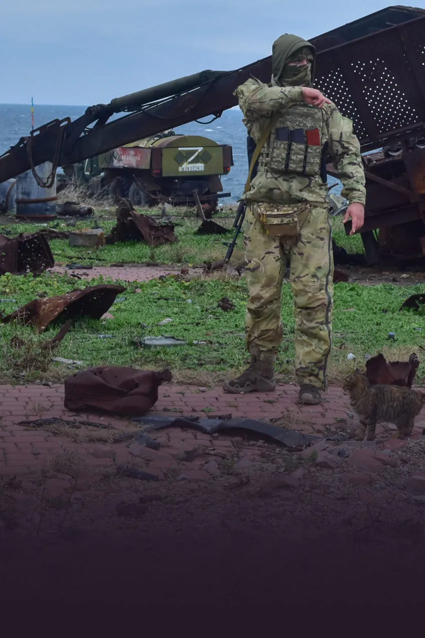 Остров Змеиный — один из главных символов этой войны и место, где появился  мем про «русский военный корабль». Вот что происходит там сейчас Двести  девяносто девятый день войны. Фотографии — Meduza