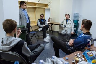 Перерыв между полуфинальными играми. Игроки Vega Squadron говорят с тренером Алексеем Тарандой (стоит слева) и аналитиком Дмитрием Сухановым (сидит у кулера)