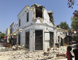Бар, в котором в результате землетрясения погибли два человека. По данным полиции, один из туристов был из Турции, другой — из Швеции