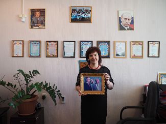 Оксана Гузикова — директор одной из восьми «русских» школ Байконура. Еще пять занимаются по казахстанским образовательным стандартам и на казахском языке