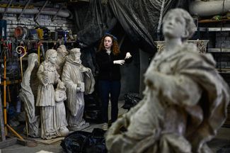 20-летняя Анастасия реставрирует барочную статую XVII века